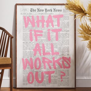 Puede incluir: Un cuadro rectangular con marco que muestra una p&aacute;gina de peri&oacute;dico antigua titulada The New York News. Sobre el texto, en letras may&uacute;sculas grandes, negritas y de color rosa brillante, aparece la frase WHAT IF IT ALL WORKS OUT? Marco de madera oscura.