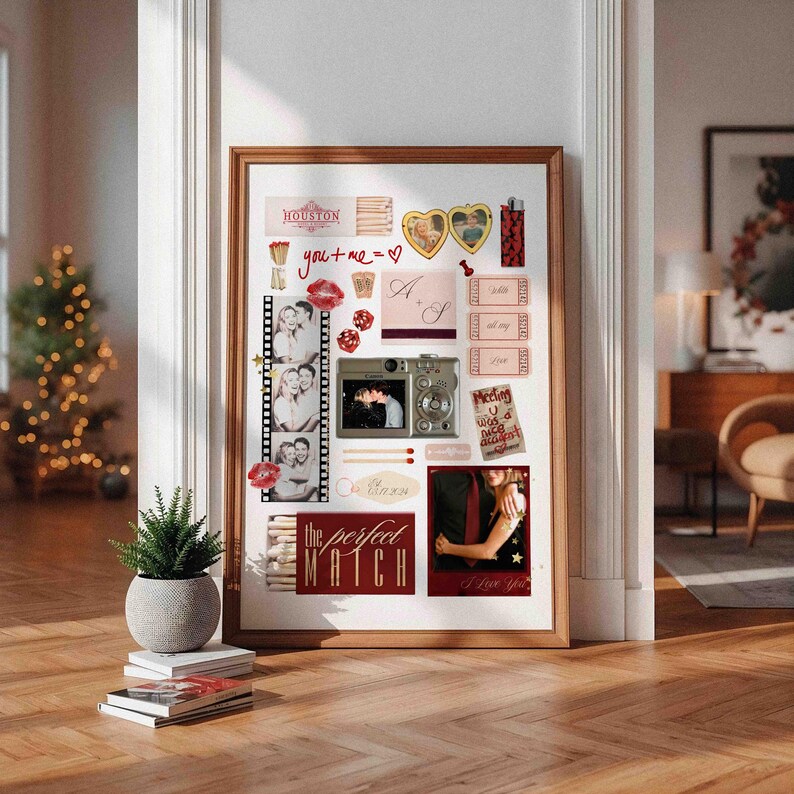 Op de afbeelding: Een ingelijste collage met een houten frame, met foto's, stickers en tekst. De collage bevat een fotostrook, een vintage camera en de woorden "the perfect match" in het rood. Andere tekst is "Houston" en "I love you."