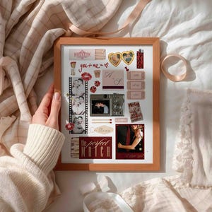 Op de afbeelding: Een ingelijste collage met een houten frame, met foto's, lucifersdoosjes en decoratieve elementen. De collage bevat de tekst "Houston", "you + me = ♡" en "the perfect MATCH". Het kleurenschema is warm, met tinten beige, rood en bruin.