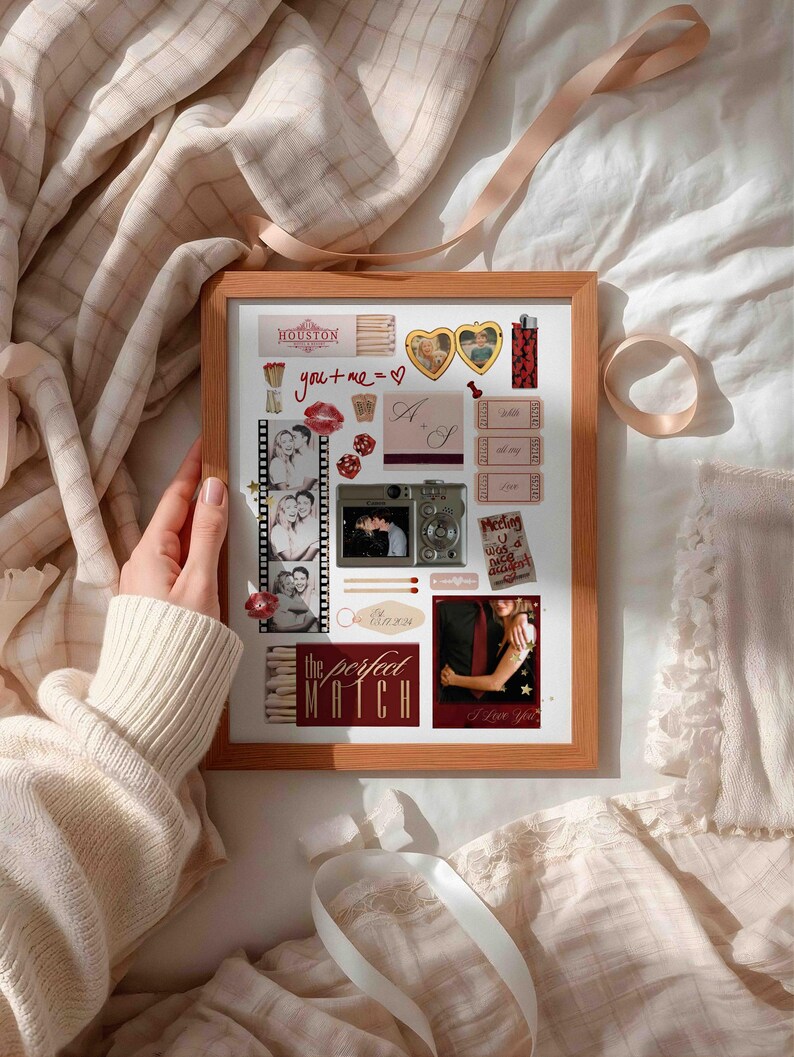 Op de afbeelding: Een ingelijste collage met een houten frame, met foto's, lucifersdoosjes en decoratieve elementen. De collage bevat de tekst "Houston", "you + me = ♡" en "the perfect MATCH". Het kleurenschema is warm, met tinten beige, rood en bruin.