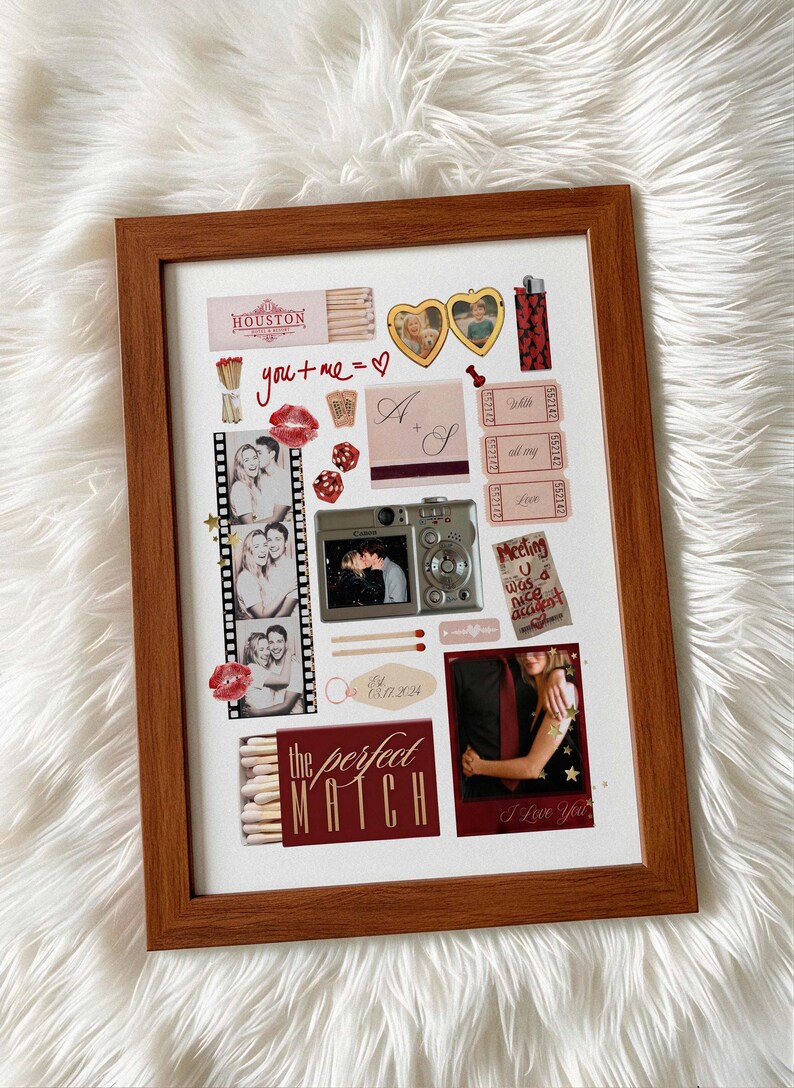 Op de afbeelding: Een ingelijste collage met een bruine houten lijst. De collage bevat foto's, lucifersdoosjes en stickers met zinnen als "you + me = ♡" en "I Love You". Het thema lijkt romantisch te zijn.