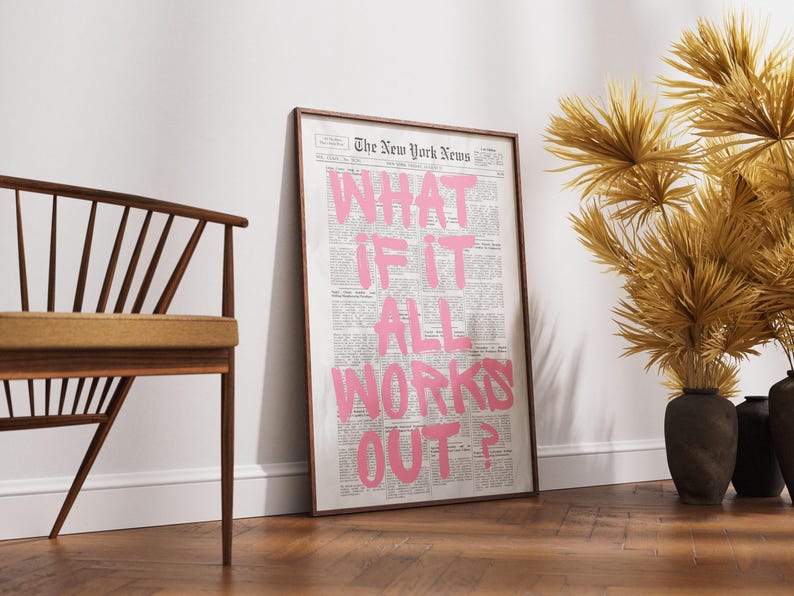 Puede incluir: Un cuadro vertical enmarcado que presenta un fondo de p&aacute;gina de peri&oacute;dico antiguo con el texto "WHAT IF IT ALL WORKS OUT?" impreso en letras grandes, negritas y de color rosa brillante en el centro con un estilo pintado a mano.