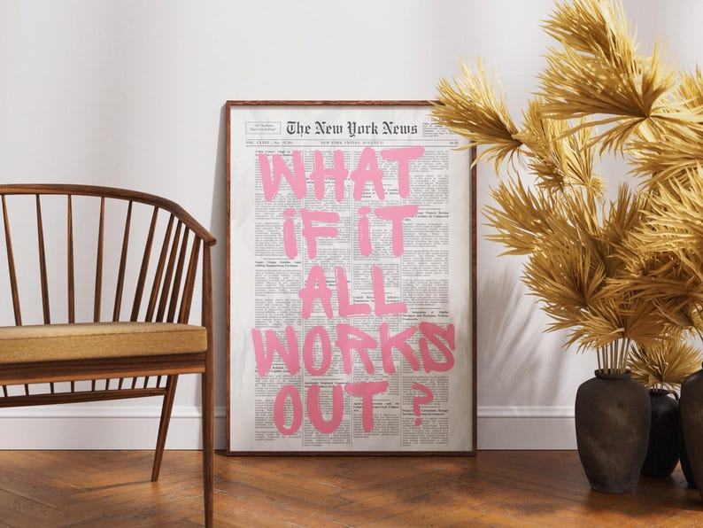 Puede incluir: Un cuadro rectangular con marco que muestra una p&aacute;gina de peri&oacute;dico antigua titulada The New York News. Sobre el texto, en letras may&uacute;sculas grandes, negritas y de color rosa brillante, aparece la frase WHAT IF IT ALL WORKS OUT? Marco de madera oscura.