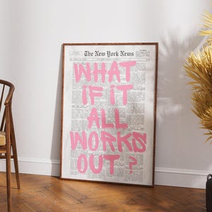 Puede incluir: Un cuadro rectangular con marco que muestra una p&aacute;gina de peri&oacute;dico antigua titulada The New York News. Sobre el texto del peri&oacute;dico aparece la frase WHAT IF IT ALL WORKS OUT? en letras may&uacute;sculas grandes, negritas y de color rosa brillante.