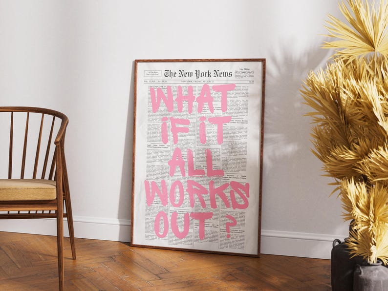 Puede incluir: Un cuadro rectangular con marco que muestra una p&aacute;gina de peri&oacute;dico antigua titulada The New York News. Sobre el texto del peri&oacute;dico aparece la frase WHAT IF IT ALL WORKS OUT? en letras may&uacute;sculas grandes, negritas y de color rosa brillante.