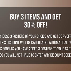 Puede incluir: Un gr&aacute;fico rectangular de color marr&oacute;n oscuro con texto en blanco que dice: BUY 3 ITEMS AND GET 30% OFF! CHOOSE 3 POSTERS OF YOUR CHOICE AND GET 30 % OFF. THIS DISCOUNT WILL BE CALCULATED AUTOMATICALLY AS SOON AS YOU HAVE ADDED 3 POSTERS TO YOUR CART.