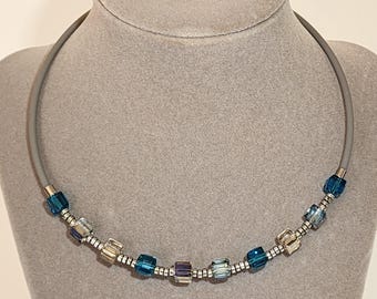 Choker- Halskette auf Memory Wire aus Glasperlen. Damen Schmuck.