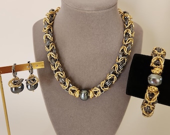 Bicolor jewelry set with byzantine weaving and natural shell. Women&#39;s jewelry.