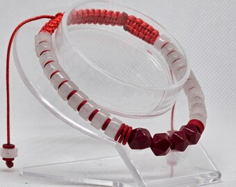 天然のホワイト カルセドニーとファセット加工されたレッド コーラル 