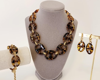 Jewelry set made of acrylic beads with animal print. Women&#39;s Jewelry.