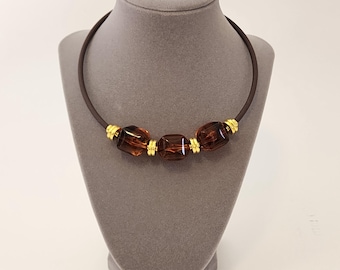 Choker- Halskette auf Memory Wire aus Acrylperlen. Damen Schmuck.
