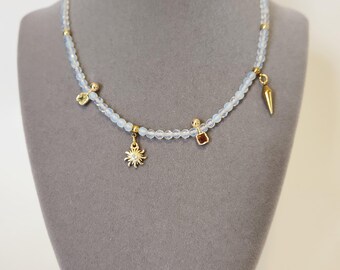Collier de style grunge. Ras de cou - Collier avec pendentifs. Conception asymétrique.  Bijoux pour femmes.