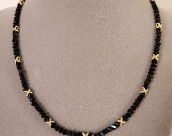 黒いガラスビーズで作られたチョーカーネックレス。女性のためのジュエリー。