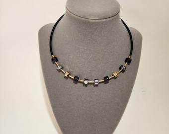 Choker- Halskette auf Memory Wire aus Glasperlen. Damen Schmuck.