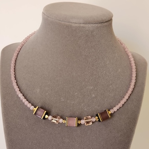 Choker-ketting in de stijl van "Coeur De Lion". Een ketting voor elk feest. Ketting op geheugendraad. Sieraden voor vrouwen.