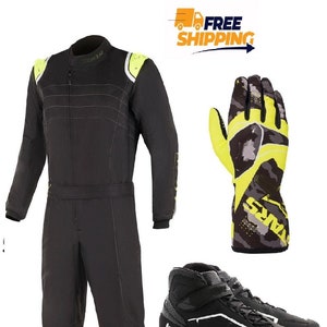 Puede incluir: Traje de carreras negro con detalles amarillos, guantes de carreras negros con detalles amarillos y zapatos de carreras negros con detalles blancos.