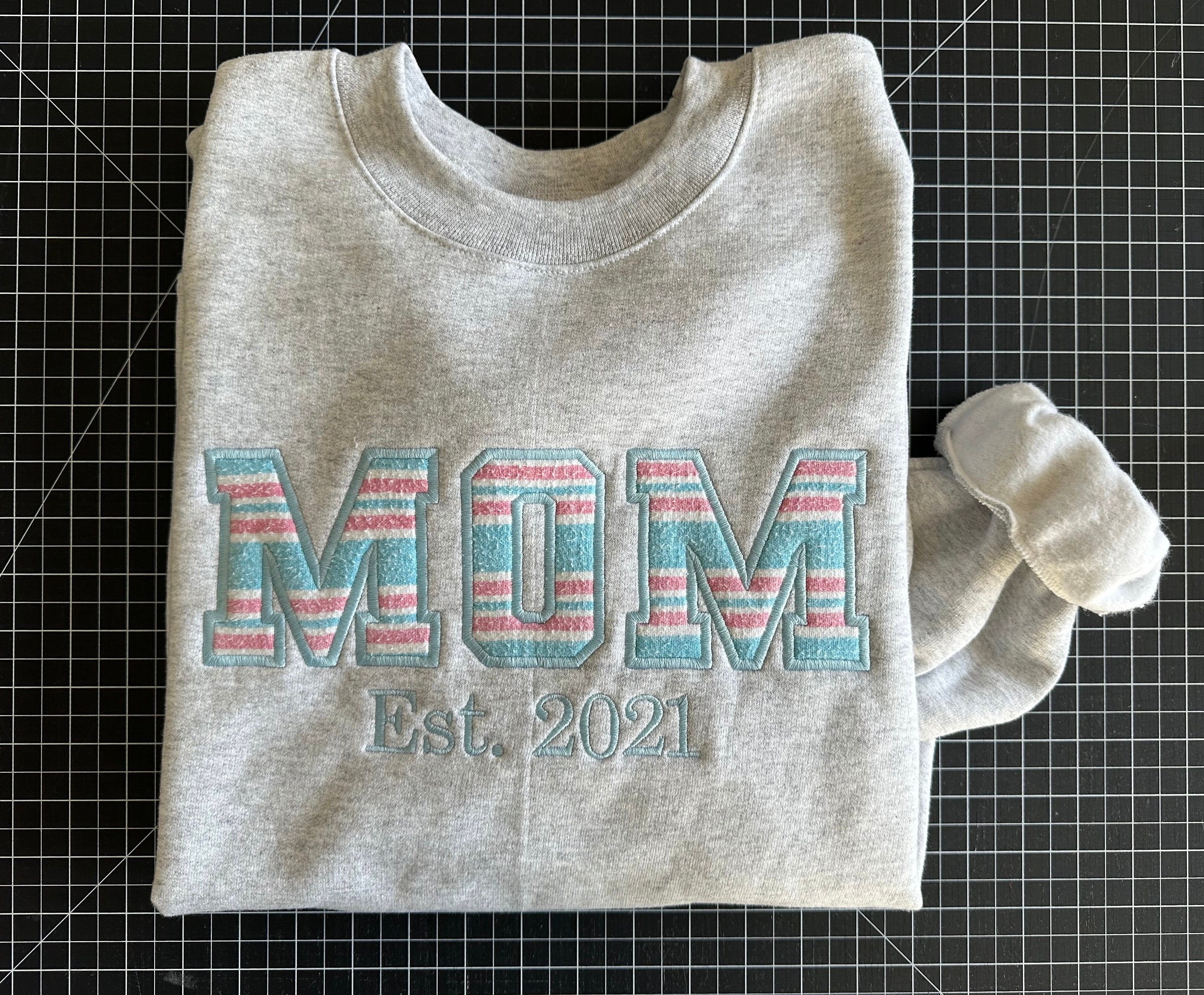 Embroidered Keepsake Sweatshirt Crewneck / Baby outfit applique / MAMA MOM DAD Sweatshirt / Hospital blanket applique sweatshirt keepsake