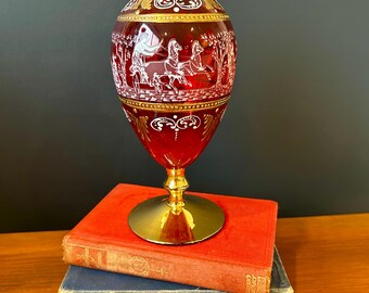 Jarrón de cristal artístico veneciano rojo Salviati Murano vintage con caballos dorados y blancos.