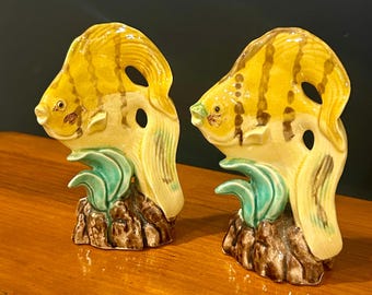 Par de esculturas/figuritas de peces de cerámica Shiwan china vintage a juego / Escultura de pez de la suerte hecha a mano