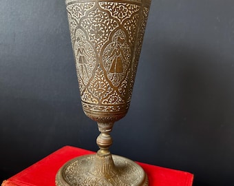 Jarrón/copa vintage de latón macizo Kinco con figuras de Oriente Medio