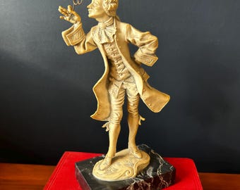 Estatua antigua de un hombre sosteniendo gafas.