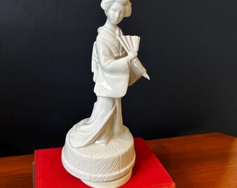 Preciosa figura de geisha japonesa de porcelana vintage con caja de música