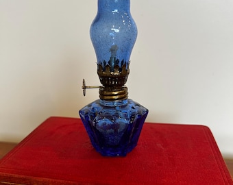 Lámpara de queroseno miniatura azul cobalto vintage: lámpara de aceite de vidrio de la década de 1930 fabricada en Hong Kong.