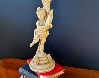 Preciosa estatua vintage de resina de querubín con delfín