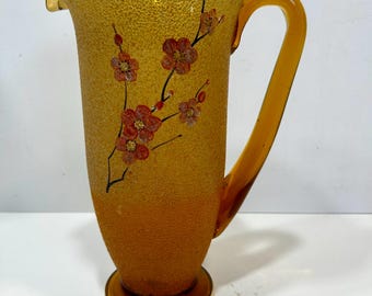 Jarra única de vidrio ámbar vintage con acabado texturizado y diseño de flor de cerezo pintado a mano.