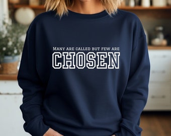 以下が含まれることがあります： 「Many are called but few are chosen」という白い文字が書かれたネイビーブルーのスウェットシャツです。