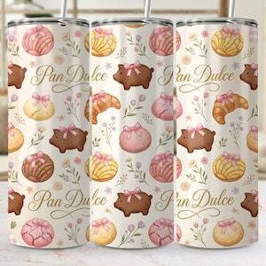 Op de afbeelding: Een roestvrijstalen beker met een herhalend patroon van bakkerijproducten in aquarel, waaronder conchas, croissants en varkenskoekjes, met de tekst "Pan Dulce". Het ontwerp heeft roze, gele en bruine elementen op een crèmekleurige achtergrond.