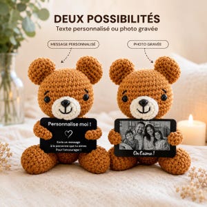 Può includere: Due orsetti di peluche all'uncinetto marroni, ognuno con un cartello nero. Uno ha un cuore e testo in francese, l'altro una foto in bianco e nero. Gli orsi hanno musetti bianchi e occhi neri. Il testo in alto recita "DEUX POSSIBILITÉS".