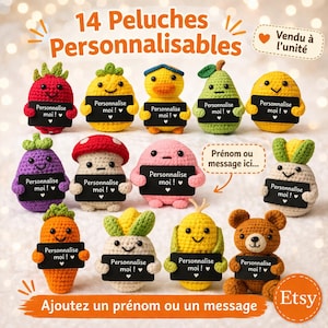 Puede incluir: Una colección de 14 peluches de ganchillo con forma de frutas y verduras, cada uno con una pequeña pizarra. Los juguetes son de colores brillantes, incluyendo rojo, amarillo, verde y morado. Los letreros dicen "¡Personalízame!"