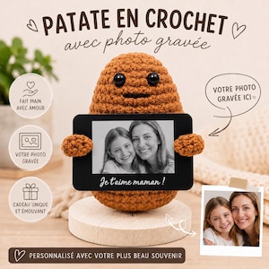 Könnte beinhalten: Eine gehäkelte Kartoffel-Figur mit einem lächelnden Gesicht hält einen schwarzen Rahmen mit einem Foto von Mutter und Tochter. Der Rahmen trägt den Text "Je t'aime maman!". Die Kartoffel steht auf einem Holzsockel.