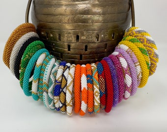 29 Bracelets Colorés en perles Népalais – Vert, Jaune, Argenté – Fait Main au Népal – Bracelet Tendance – Vendu à l'unité
