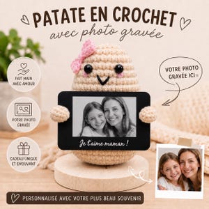 May include: A crocheted potato-shaped figure with a black frame holding a photo of a mother and daughter. The figure has a pink bow and black eyes. The text "Je t'aime maman!" is visible on the frame. The figure is handmade and personalized.