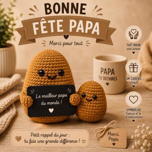 Könnte beinhalten: Zwei braune gehäkelte Figuren mit schwarzen Augen und Lächeln, eine größere hält ein schwarzes Schild mit der Aufschrift 'Le meilleur papa du monde !' und eine kleinere. Daneben ein beiger Becher 'PAPA TU DÉCHIRES' und ein Anhänger 'Merci Papa'.
