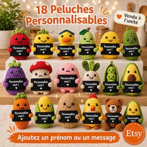 Puede incluir: Colección de 18 peluches personalizables con forma de frutas y verduras, cada uno con una pequeña pizarra. Los juguetes incluyen fresa, limón, pato, pera, aguacate, etc. El texto en la pizarra dice "¡Personalízame!"