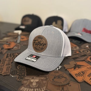 Padre orgulloso de unos cuantos niños tontos // Gorra de papá personalizada / Regalo para papá / Gorra personalizada / Gorra con parche de cuero sintético / Regalo para el Día del Padre