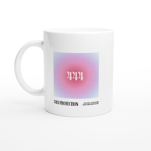 Pode incluir: Caneca de cerâmica branca com um design degradê em rosa e azul que apresenta o número "4242" em texto branco. O texto "4242 Protection" e "You will always be safe and protected" está impresso na caneca.