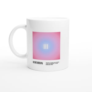 Könnte beinhalten: Eine weiße Keramiktasse mit einem rosa-blauen Farbverlauf, in deren Mitte die Zahl "111" zu sehen ist. Der Text "111 INTUITION" und "VERTRAUE DEINER INTUITION UND MANIFESTIERE DEIN TRAUMLEBEN." ist auf die Tasse gedruckt.
