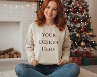 Weihnachten Gildan 18000 Sand Modell Sweatshirt Urlaub Mockup G180 Sand Crewneck Mockup Pullover Mockup Cozy Xmax