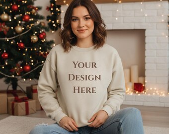 Weihnachten Gildan 18000 Sand Modell Sweatshirt Urlaub Mockup G180 Sand Crewneck Mockup Pullover Mockup Cozy Xmax