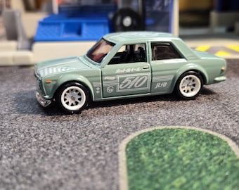 Datsun 510 personalizado del '71 – Verde lima oliva, neumáticos Real Rider