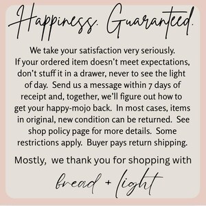 Pu&ograve; includere: Uno sfondo beige chiaro con le parole "Happiness. Guaranteed." in elegante scrittura nera. Il testo sottostante descrive una garanzia di soddisfazione, incoraggiando i clienti a contattare il negozio in caso di problemi. Il nome del negozio, "bread + light", &egrave; in basso.