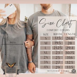 Pu&ograve; includere: Tabella delle taglie per t-shirt Comfort Colors, con taglie dalla S alla 4XL e misure di larghezza e lunghezza in pollici. L'immagine mostra anche due persone che indossano le t-shirt.