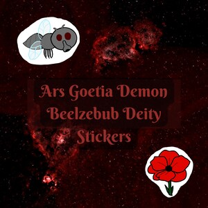 Puede incluir: Un conjunto de dos pegatinas que muestran una mosca en blanco y negro y una amapola roja sobre un fondo rojo oscuro con estrellas blancas. El texto "Ars Goetia Demon Beelzebub Deity Stickers" está en el centro de la imagen.