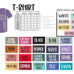 Peut inclure: Un t-shirt violet avec des tableaux de tailles et de couleurs. Le tableau des tailles indique les mesures en pouces pour la largeur, la poitrine et la longueur. Le tableau des couleurs affiche des couleurs populaires.