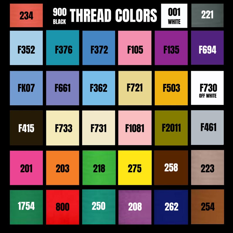 Peut inclure: Un nuancier de 900 couleurs de fil. Le tableau pr&eacute;sente une grille d'&eacute;chantillons de couleurs, chacun avec un num&eacute;ro et un nom de couleur uniques. Les couleurs vont des roses et verts vifs aux bruns et gris sourds. Le texte "THREAD COLORS" est en haut.