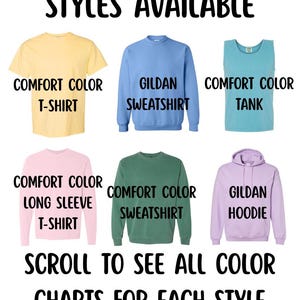 以下が含まれることがあります： さまざまなアパレルスタイルを紹介する画像。Comfort Color Tシャツ、Gildanスウェットシャツ、タンクトップなど。長袖Tシャツ、スウェットシャツ、パーカーも表示されています。「STYLES AVAILABLE」と「SCROLL TO SEE ALL COLOR CHARTS FOR EACH STYLE」というテキストがあります。